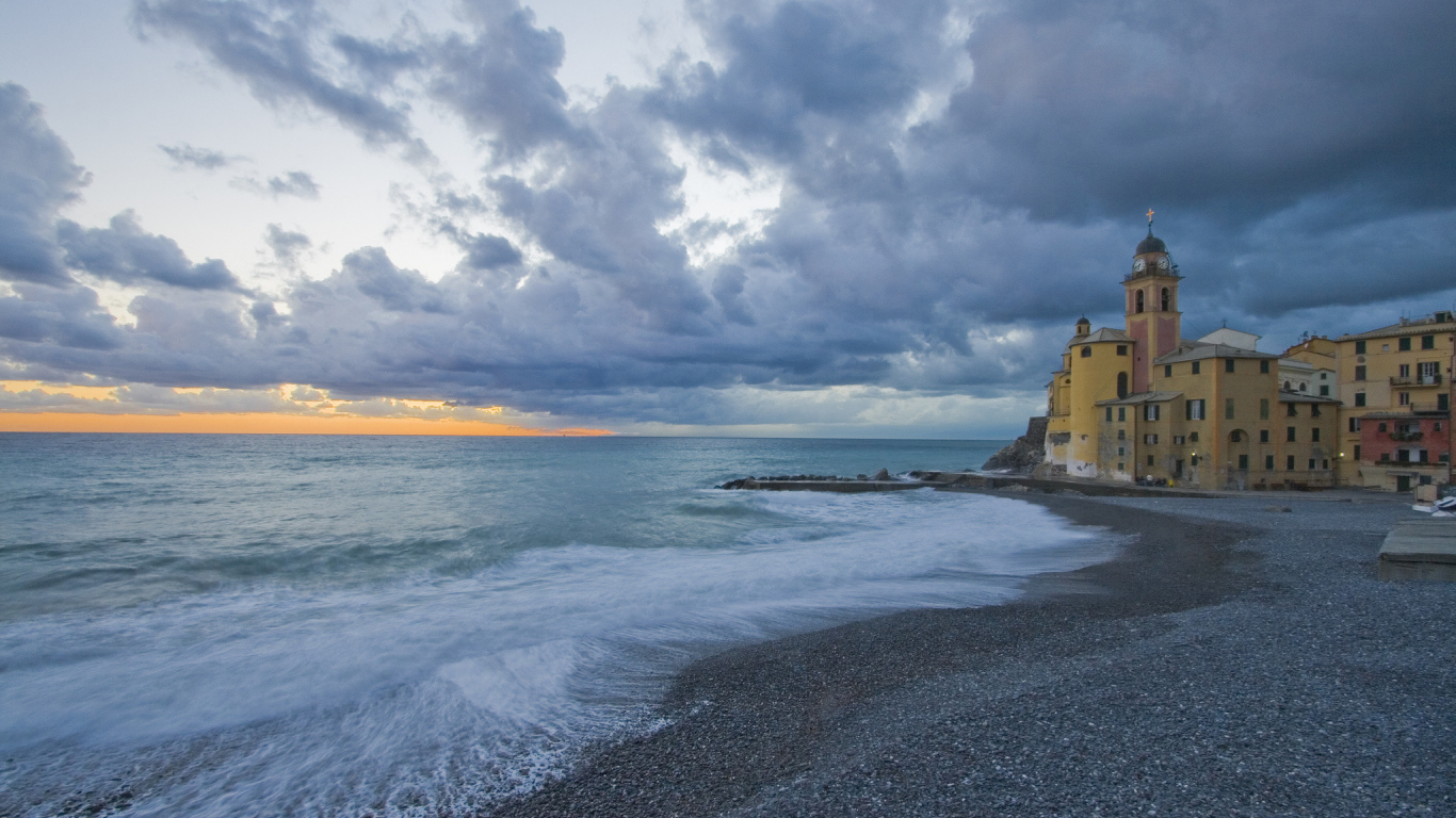 Закат на пляже в Лигурии, Италия