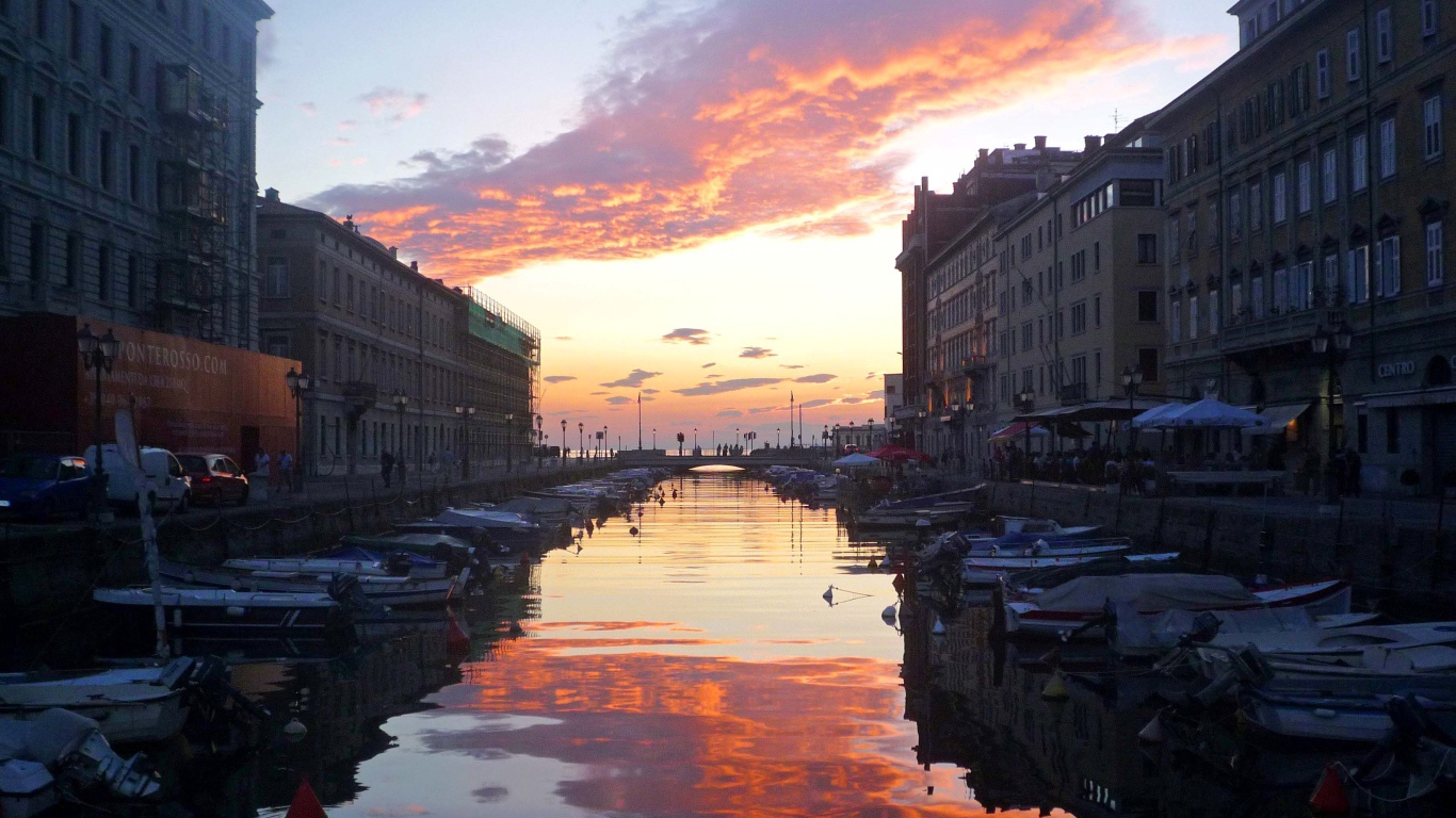 Закат над большим каналом на курорте в Триесте, Италия