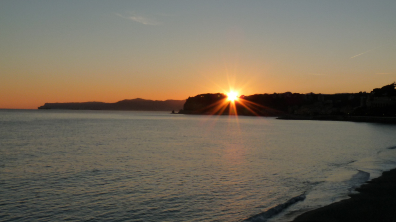 Закат над пляжем на курорте Челле Лигуре, Италия