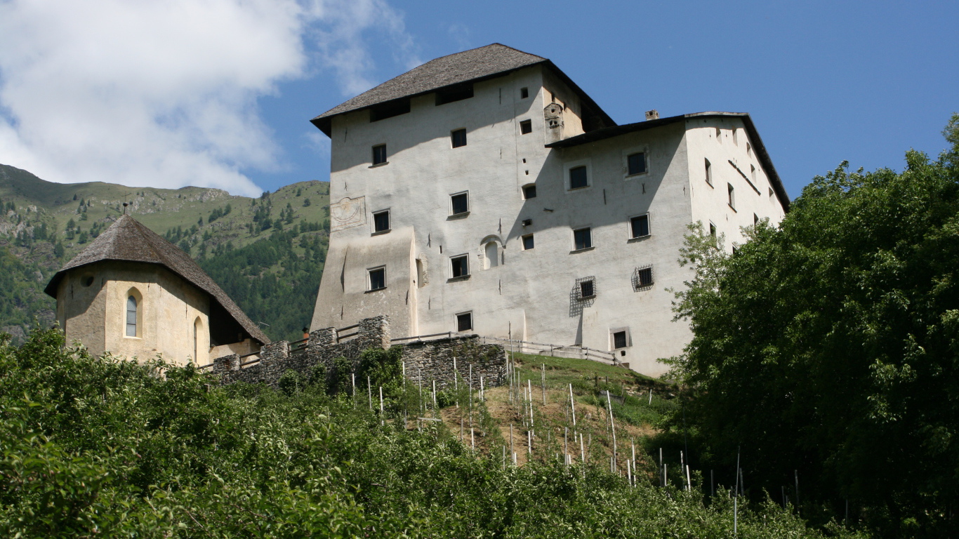 Старинный замок на горнолыжном курорте Валь ди Соль, Италия