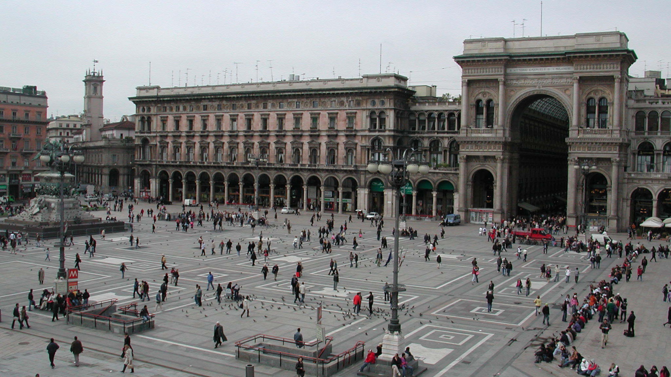 Центральная площадь в Милане, Италия