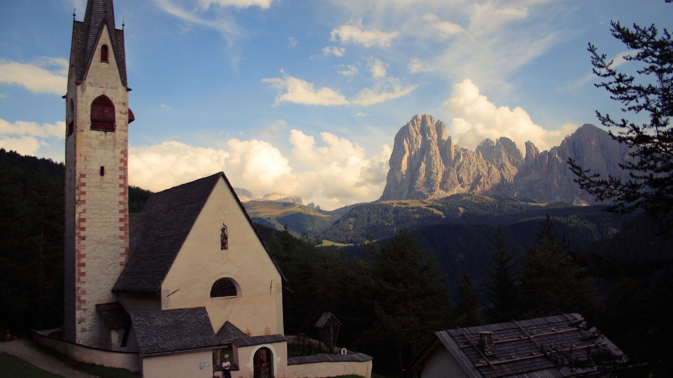 Старинная церковь на курорте Ортизей, Италия