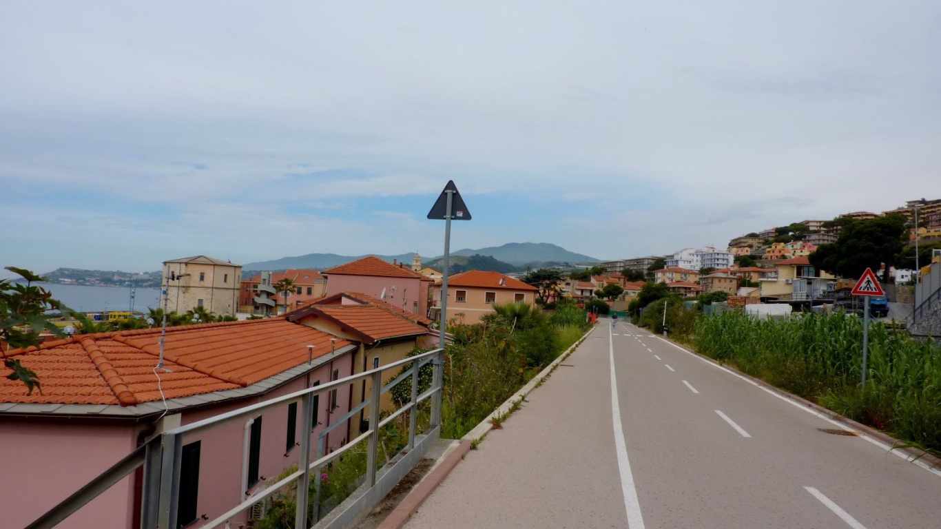 Дорога на побережье в Санто Стефано аль Маре, Италия