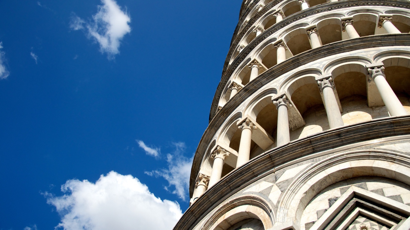 Башня на фоне неба в Пизе, Италия