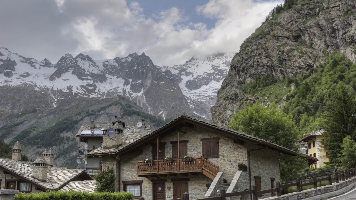 Городские дома на горнолыжном курорте Курмайор, Италия