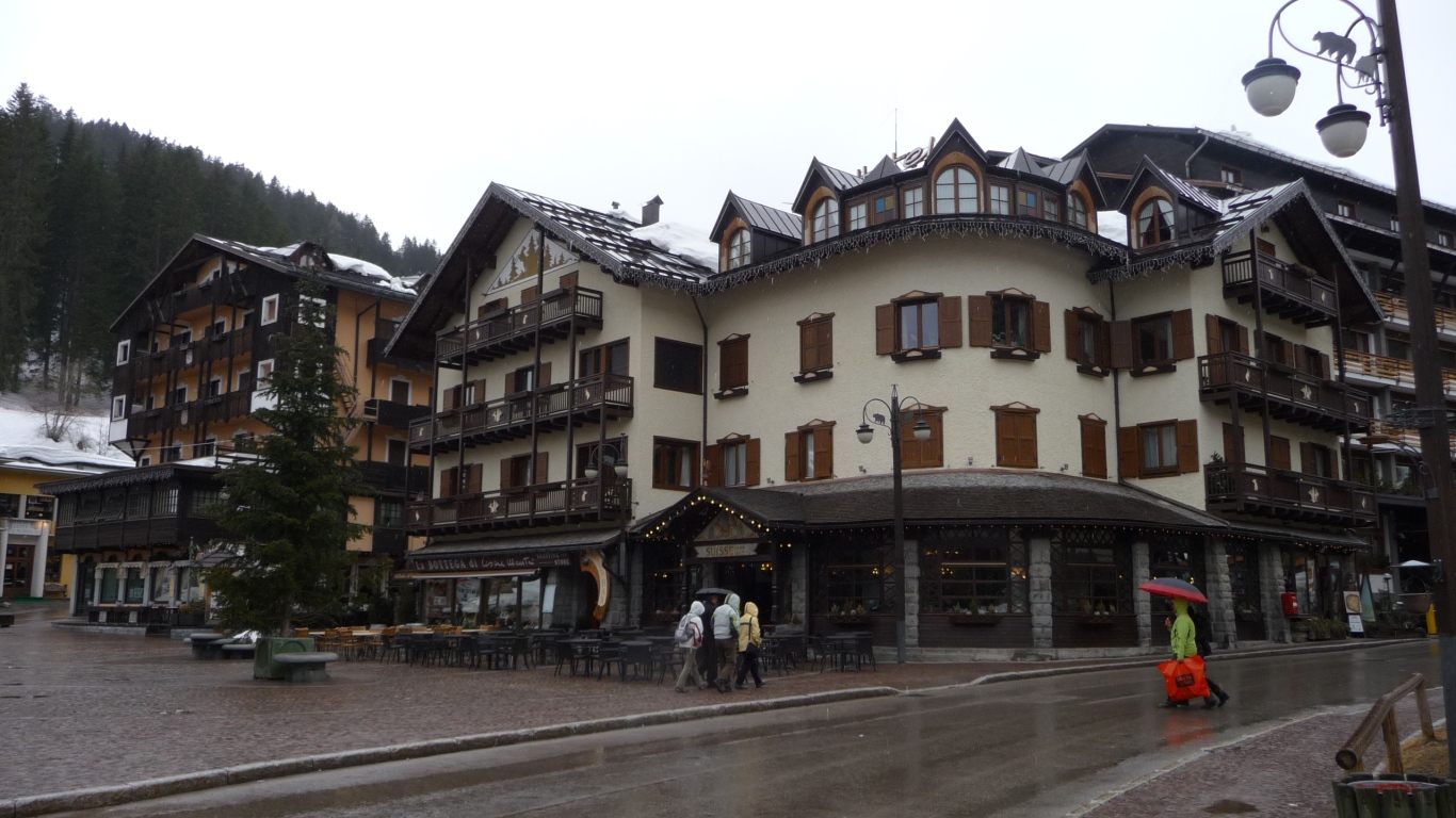 Городские дома на горнолыжном курорте Мадонна ди Кампильо, Италия