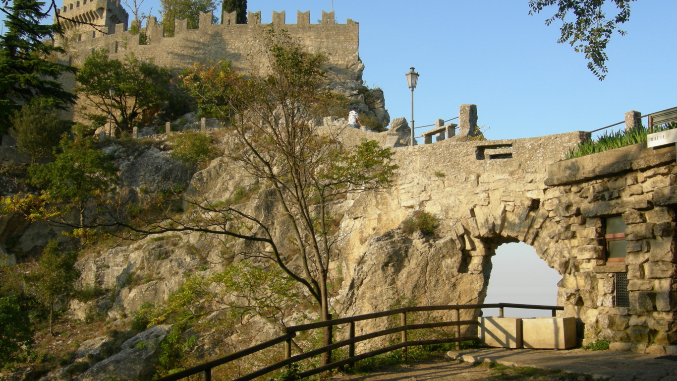 Деревья на фоне крепости в Сан Марино, Италия