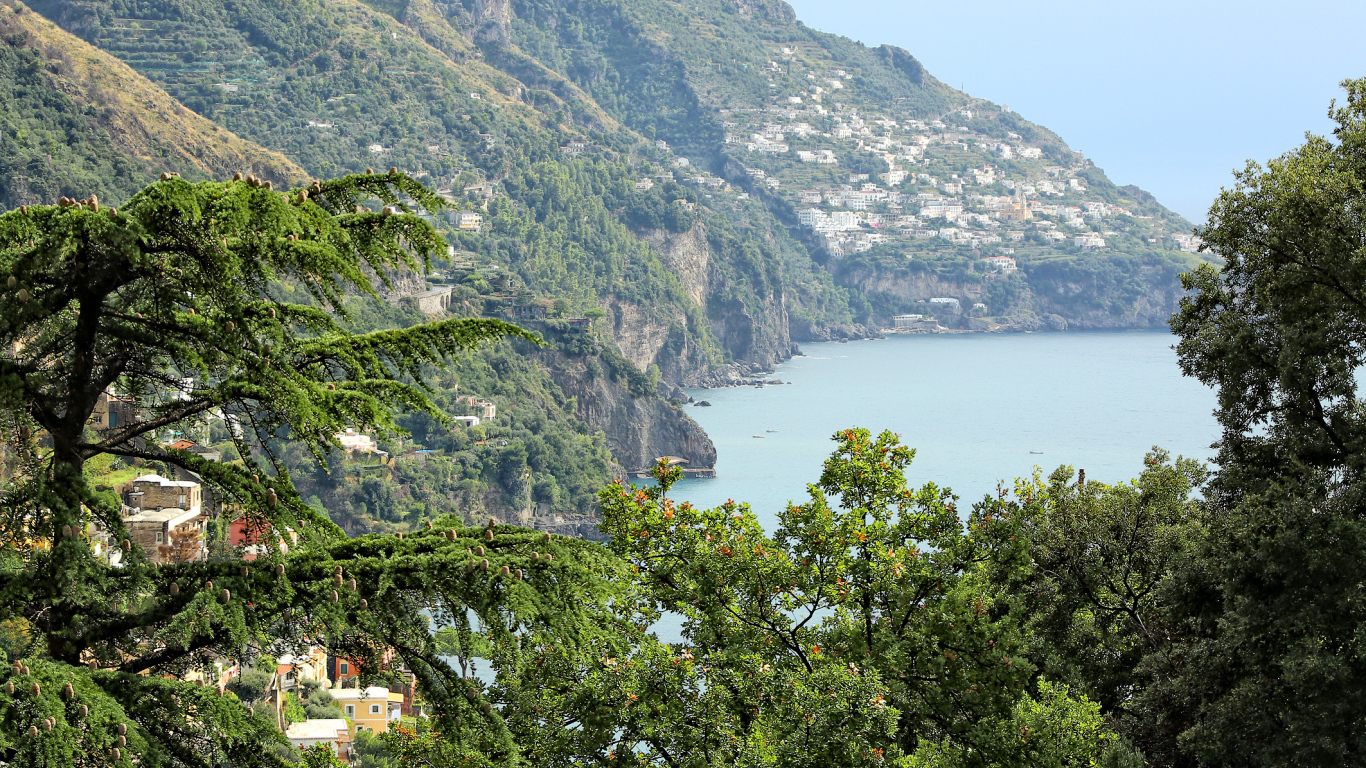 Вид на залив на курорте Позитано, Италия