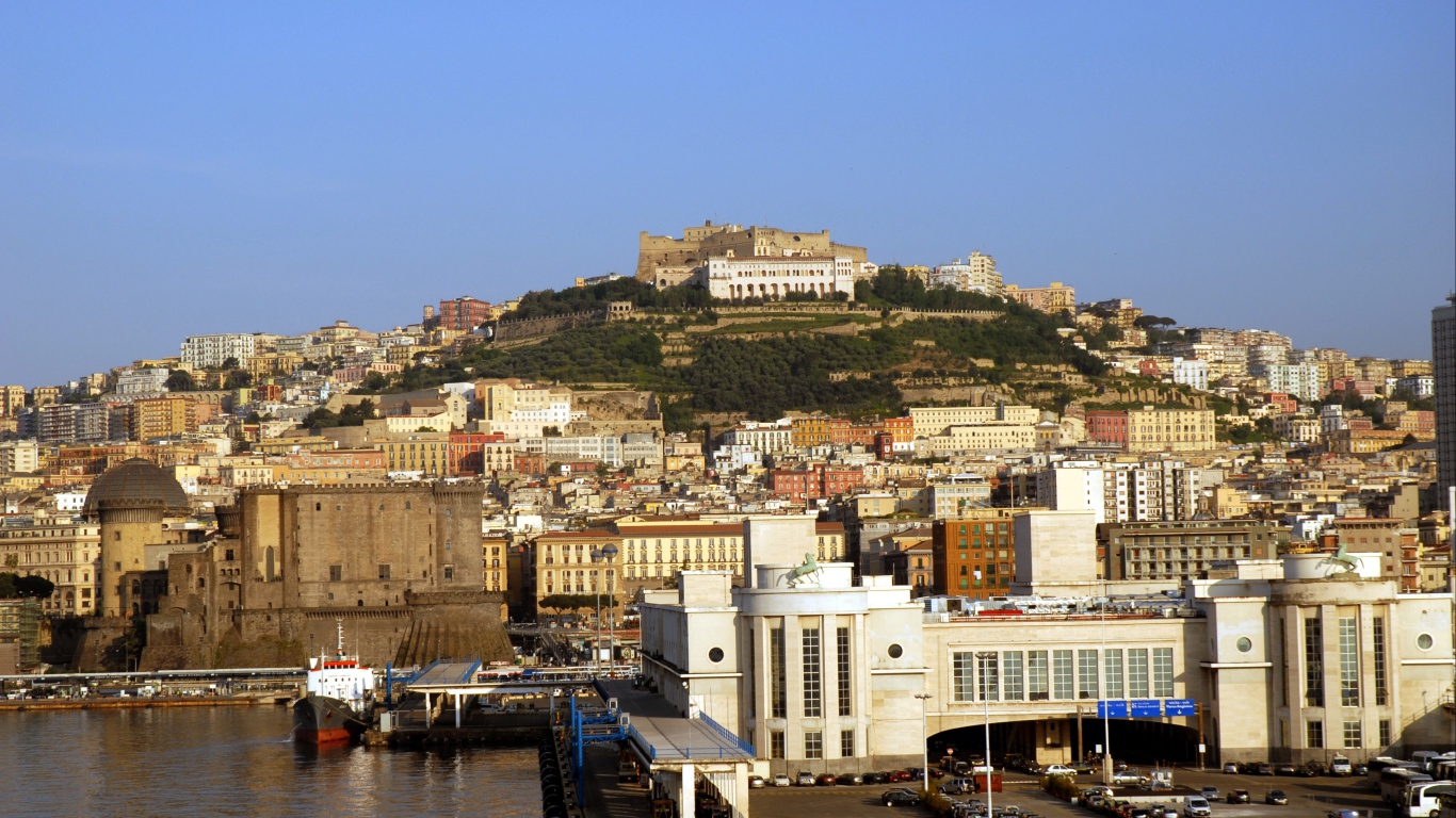 Вид на холм в Неаполе, Италия