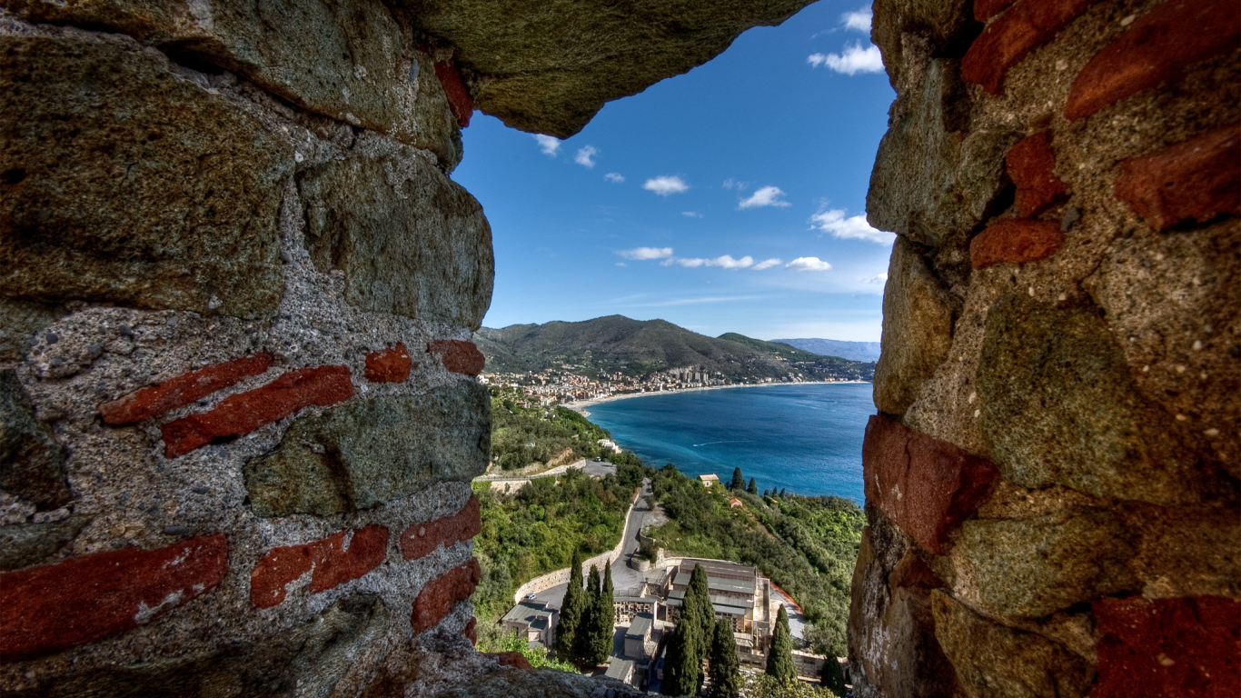 Вид через окно бойницы на курорте Ноли, Италия