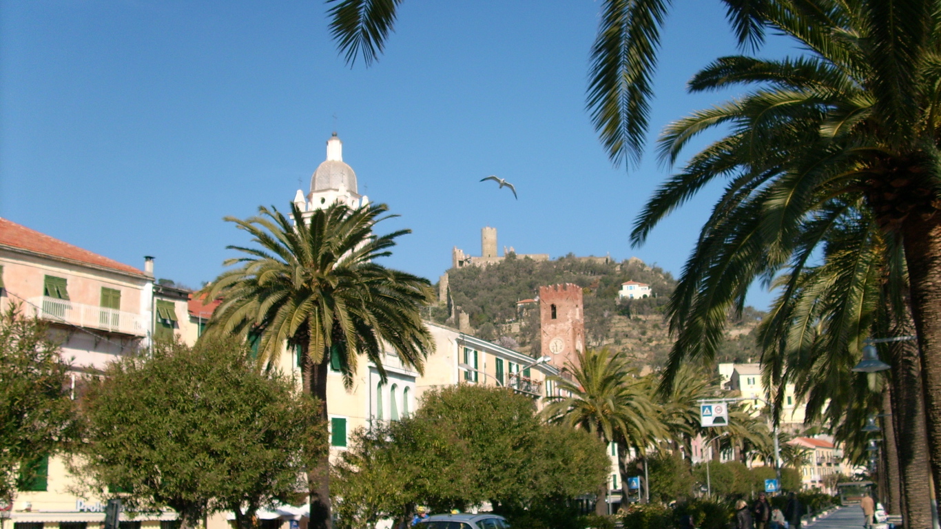 Прогулка по набережной на курорте Ноли, Италия