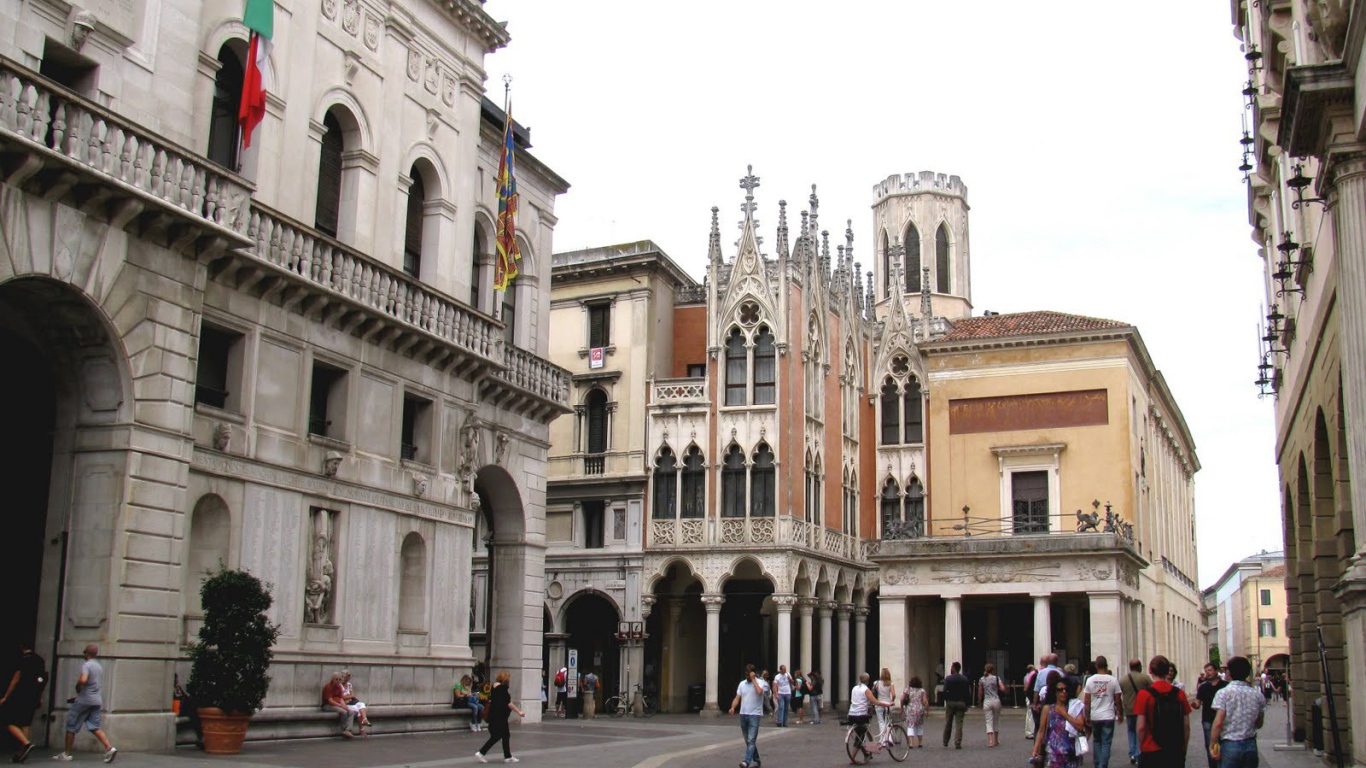 Прогулка на площади в Падуе, Италия