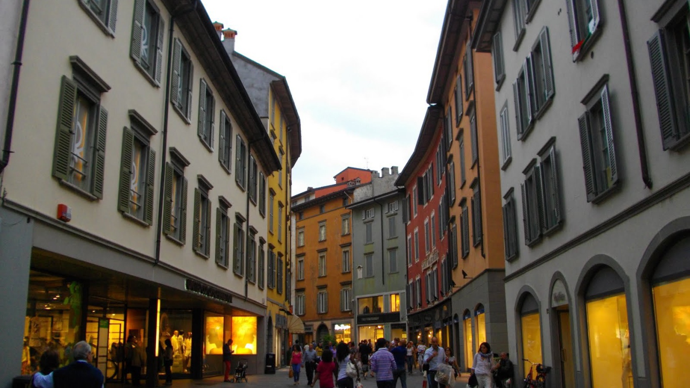 Прогулка по улице в Бергамо, Италия