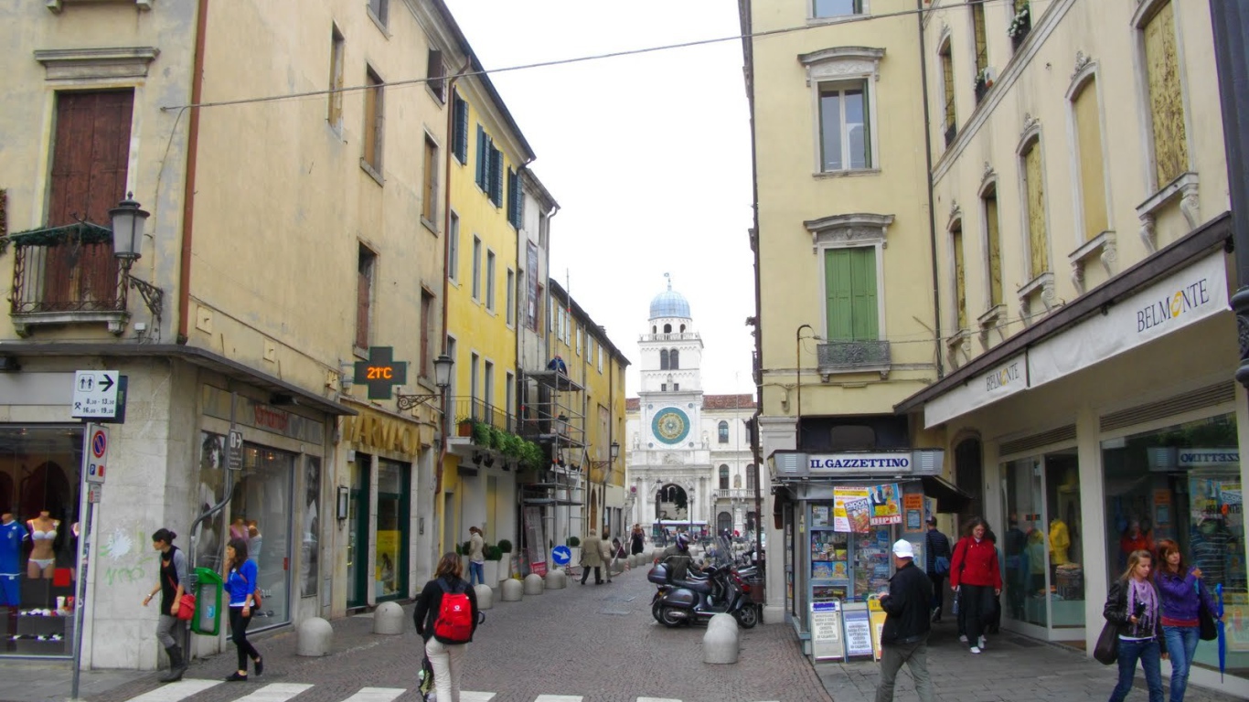 Прогулка по улице в Падуе, Италия