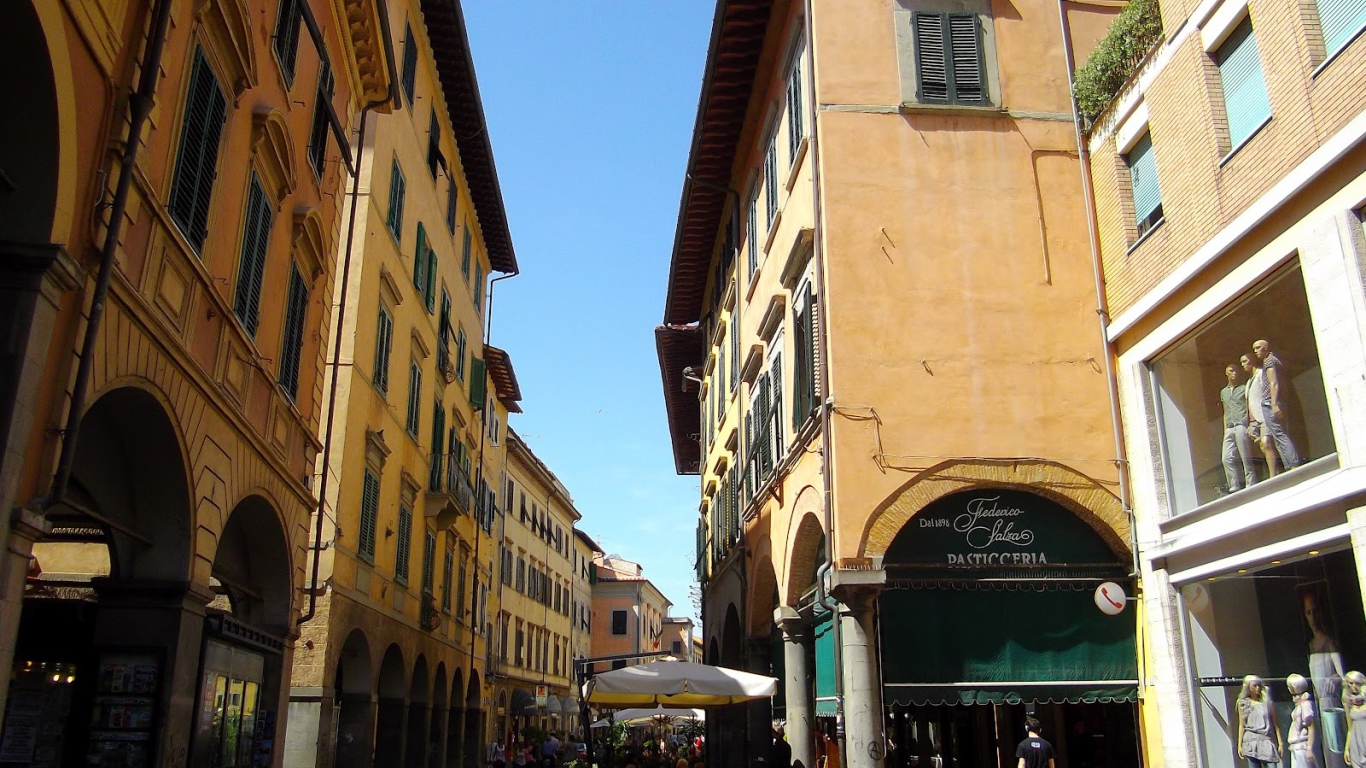 Прогулка по улице в Пизе, Италия