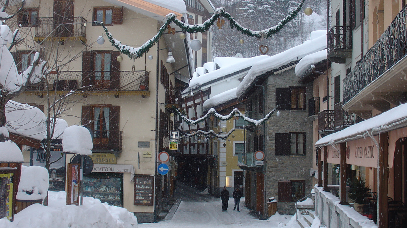 Прогулка по улицам на горнолыжном курорте Курмайор, Италия