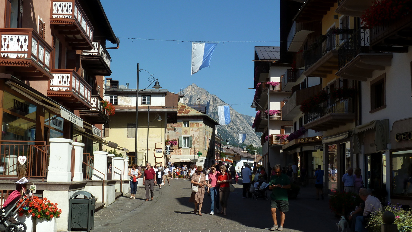 Прогулка по городу на горнолыжном курорте Кортина д'Ампеццо, Италия