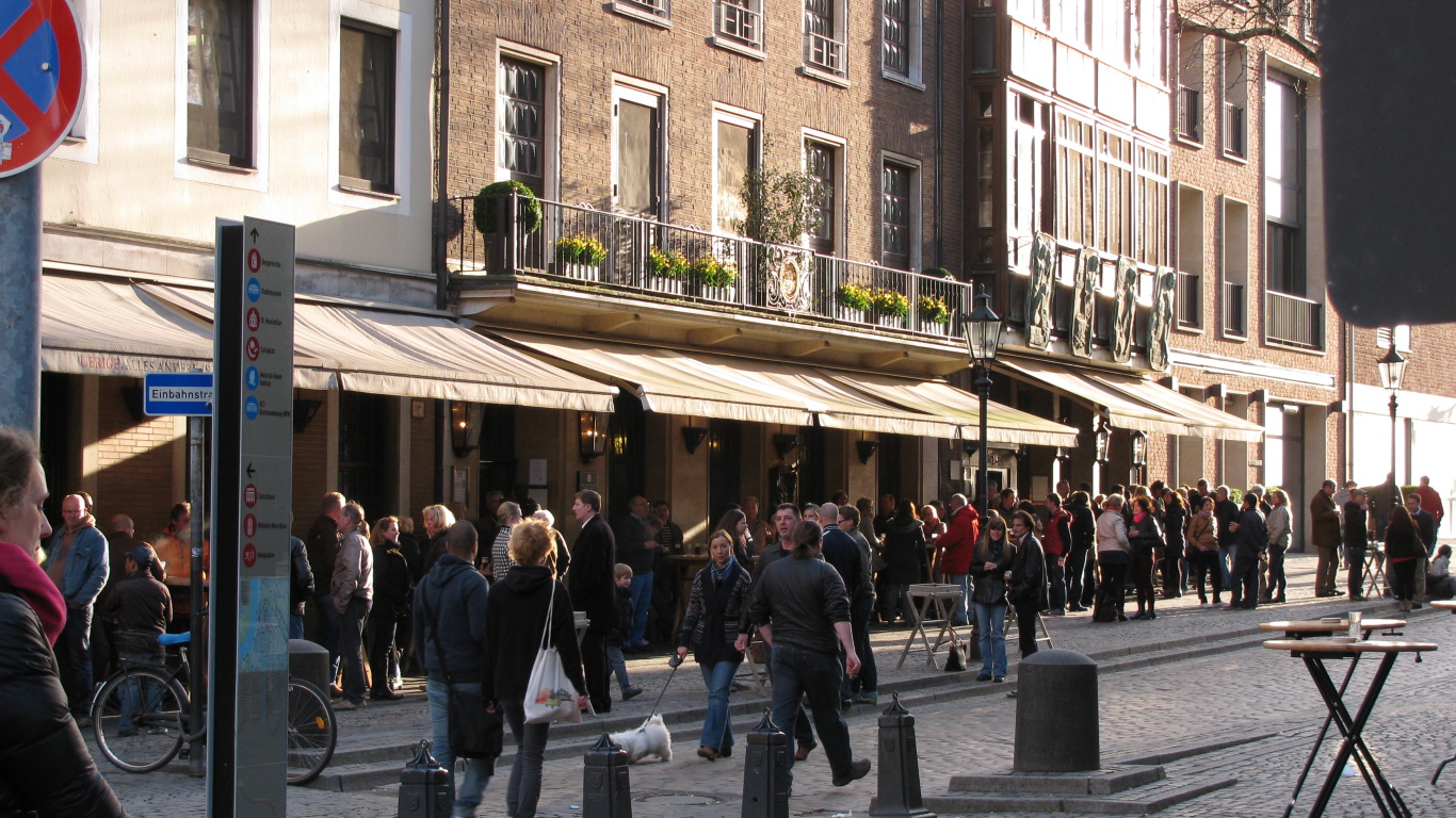 Прогулка по улицам на курорте в Бормио, Италия