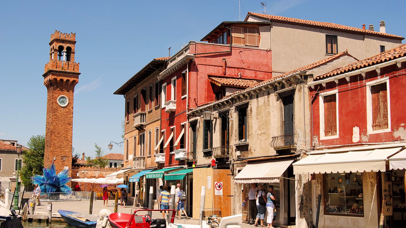 Прогулка по улицам на острове Мурано, Италия