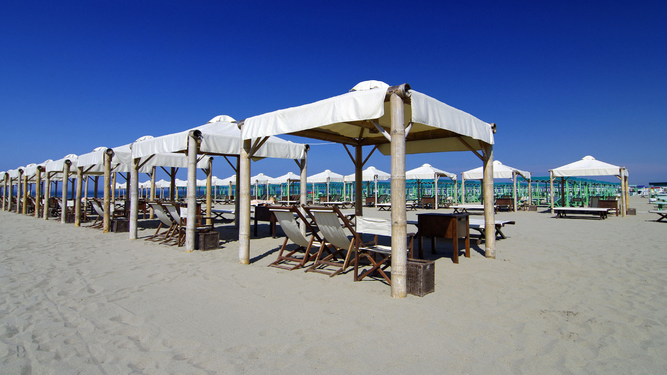 Белый пляж на курорте Форте дей Марми, Италия