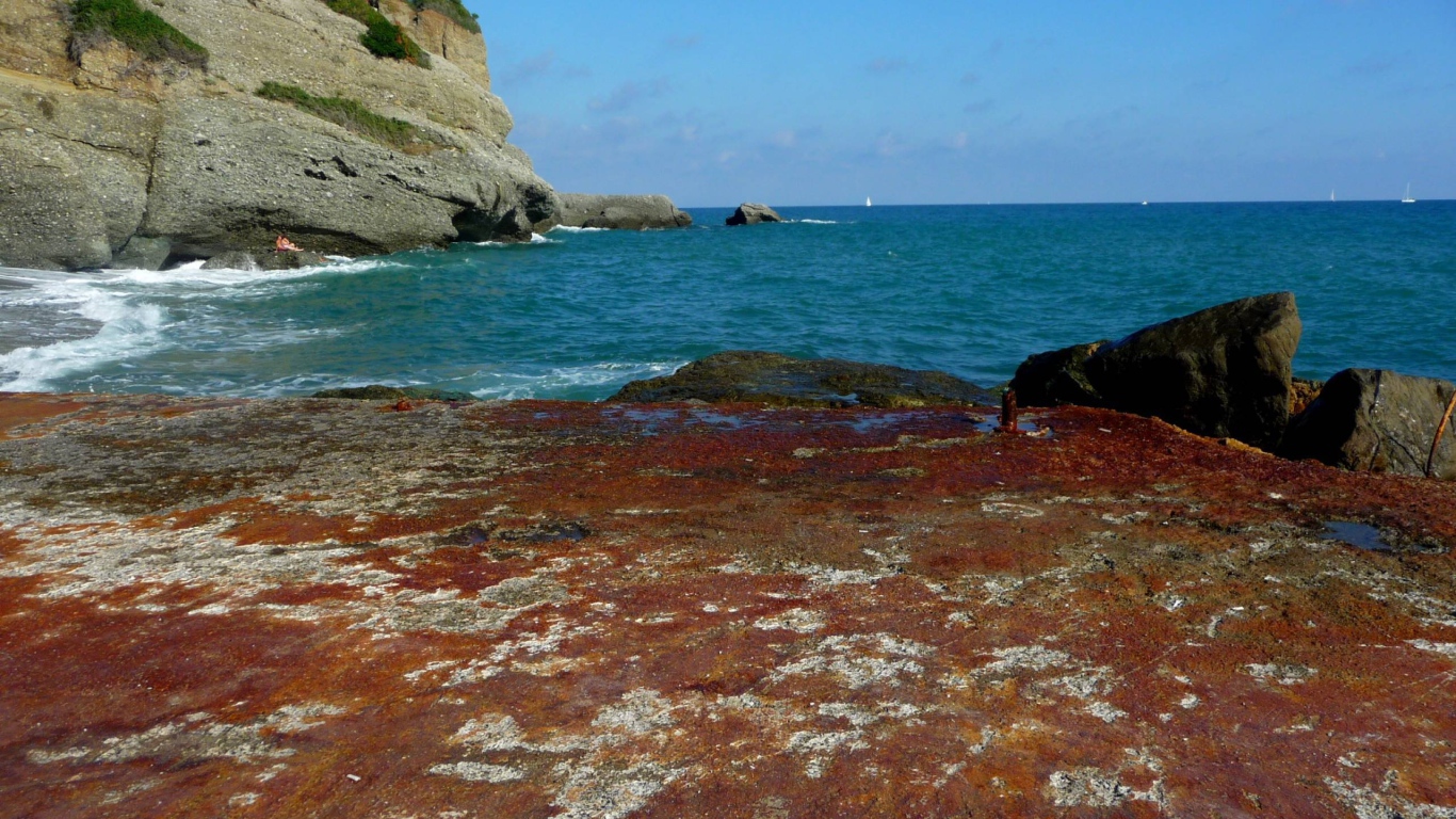Каменистый берег на курорте Челле Лигуре, Италия