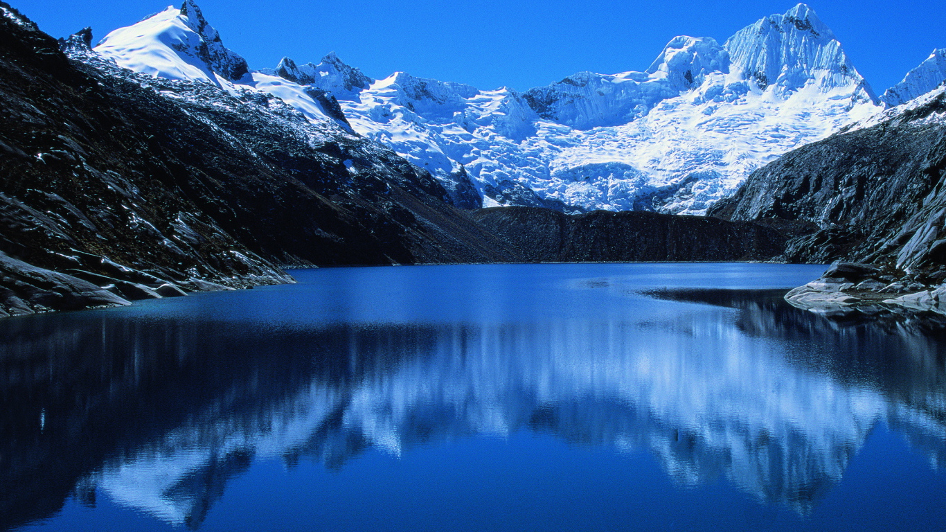 Голубое озеро в Перу