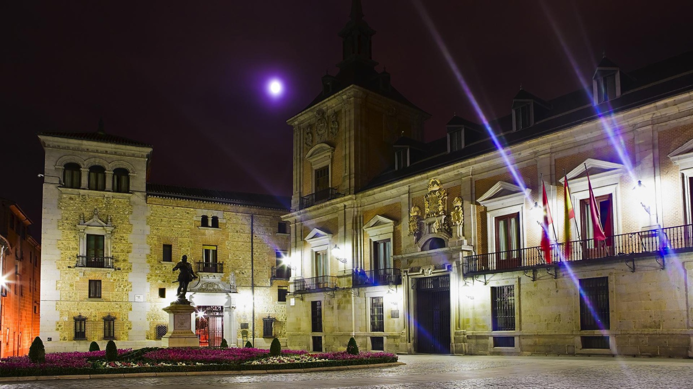 Памятник на площади в Мадриде