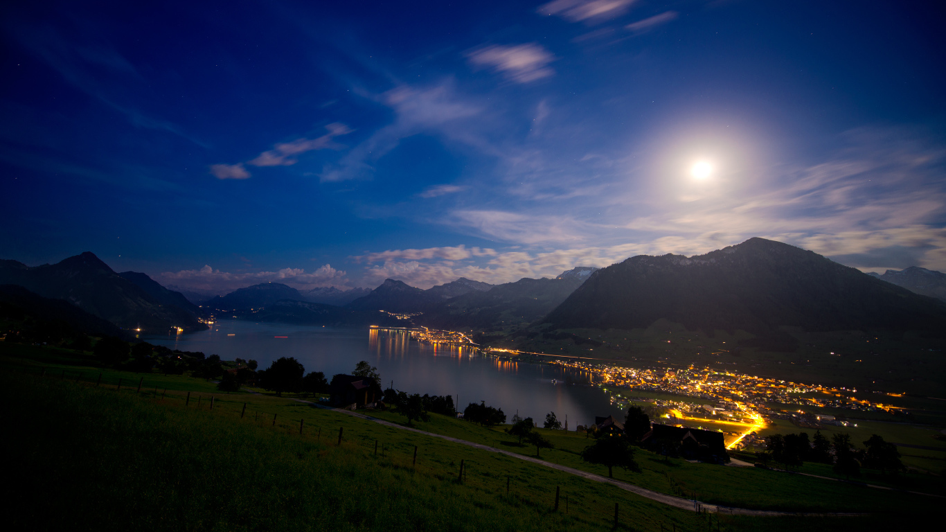 Полнолуние над прибрежным городом, Швейцария