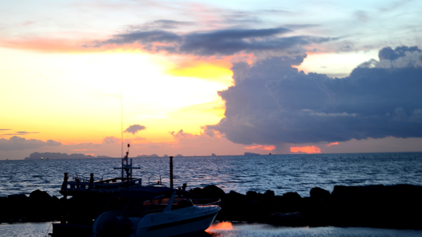 Катер на фоне заката на острове Панган, Таиланд