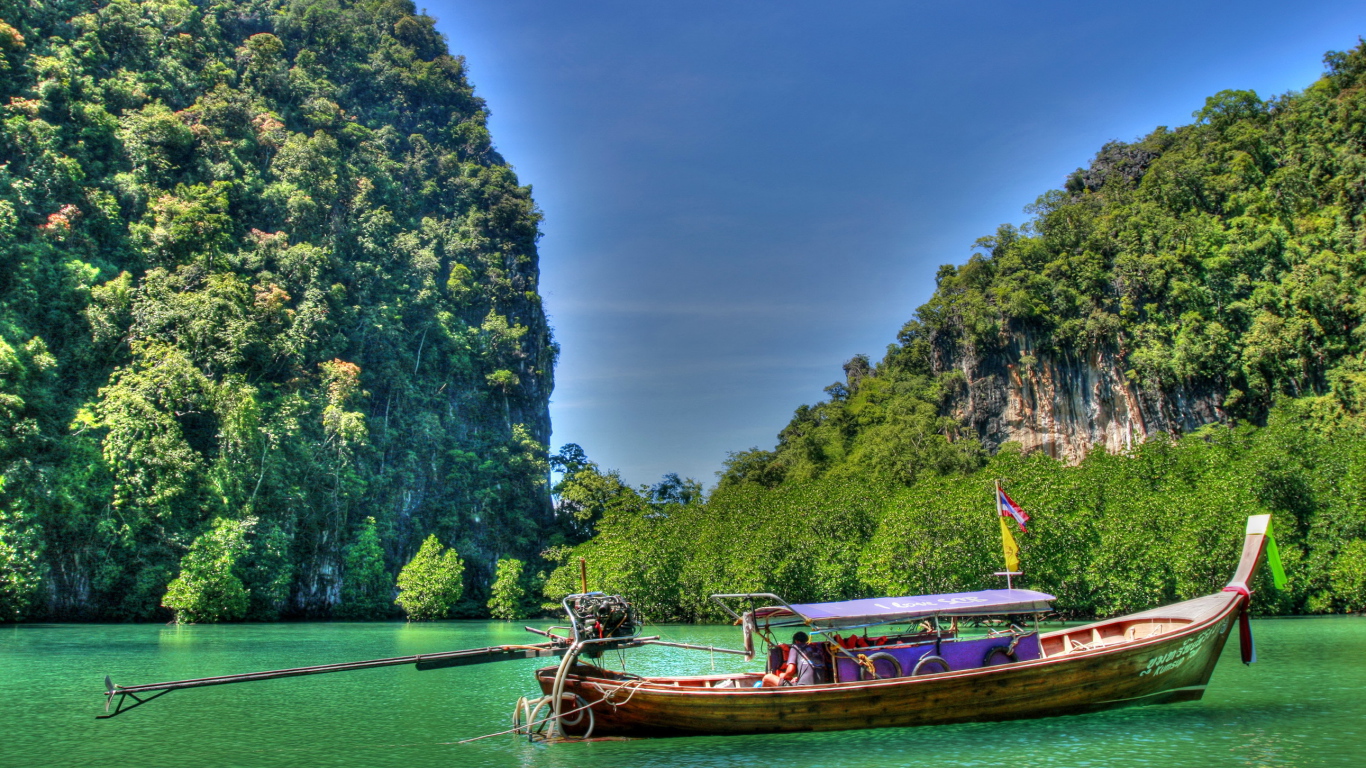 Лодка в заливе на курорте Краби, Таиланд