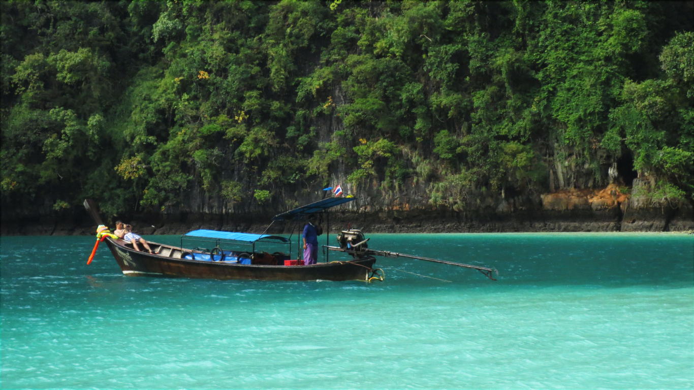 Лодка у берега острова Панган, Таиланд