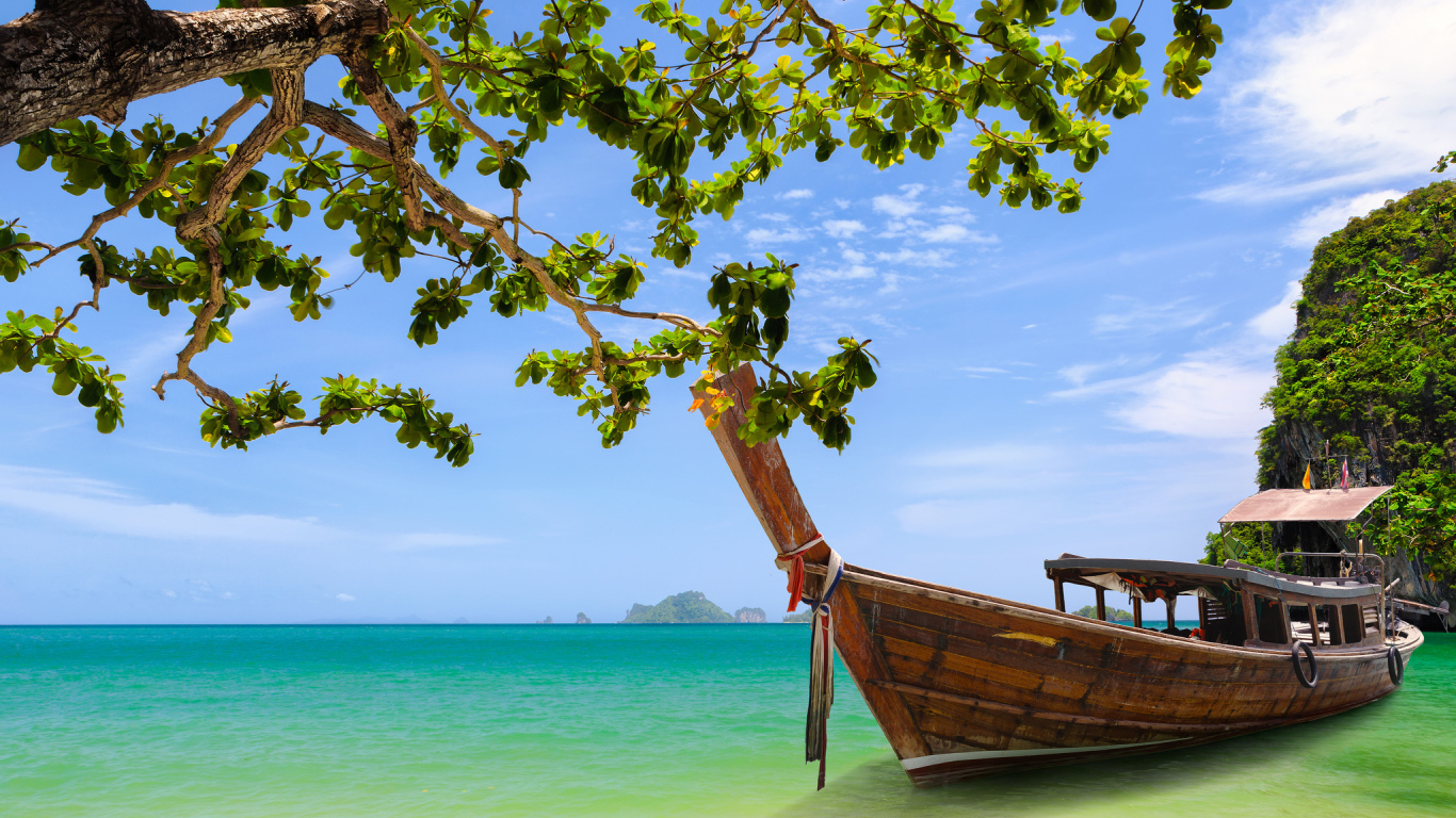 Лодка у берега на курорте Краби, Таиланд