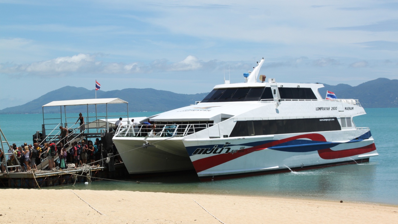 Катер у берега на острове Тао, Таиланд