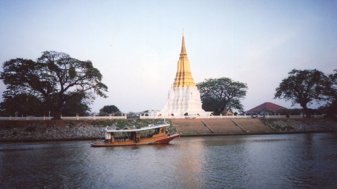 Лодка на фоне храма на курорте Лопбури, Таиланд