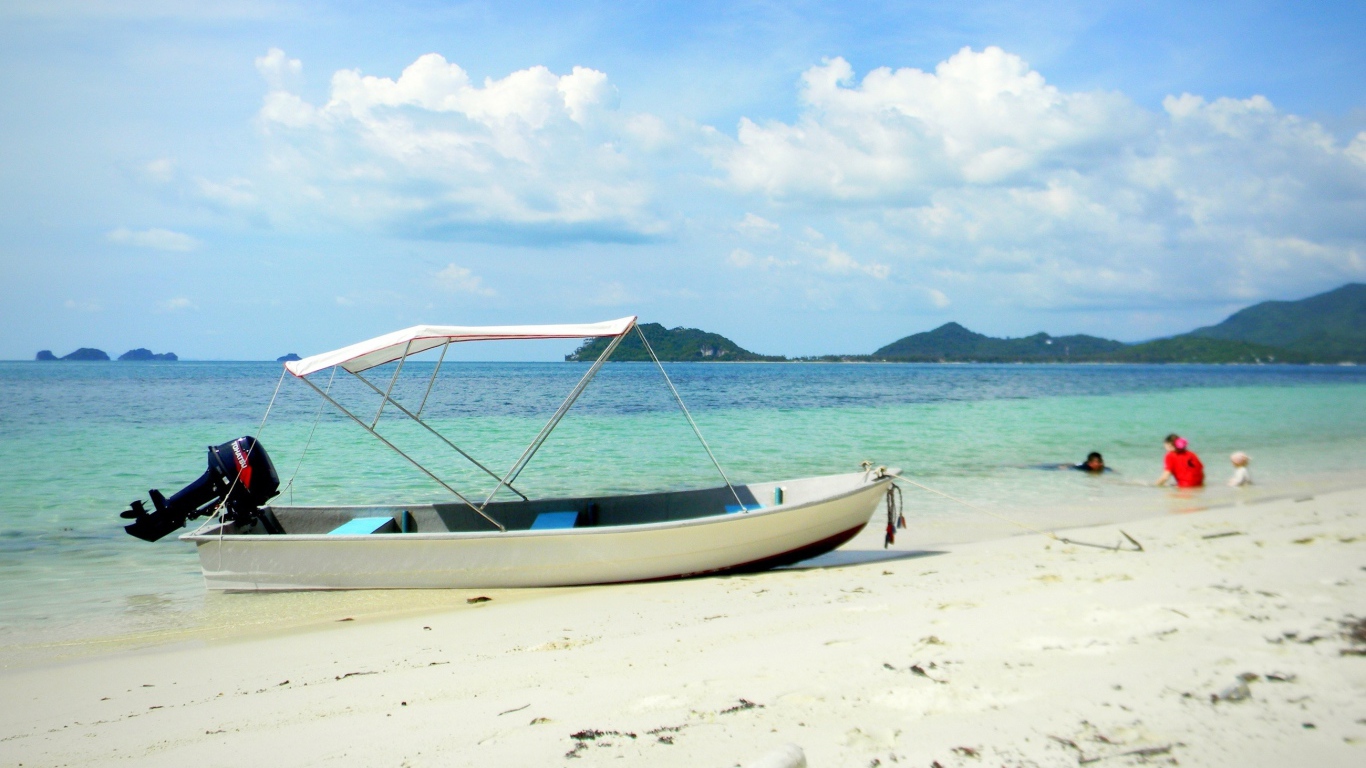 Лодка на пляже на острове Тао, Таиланд