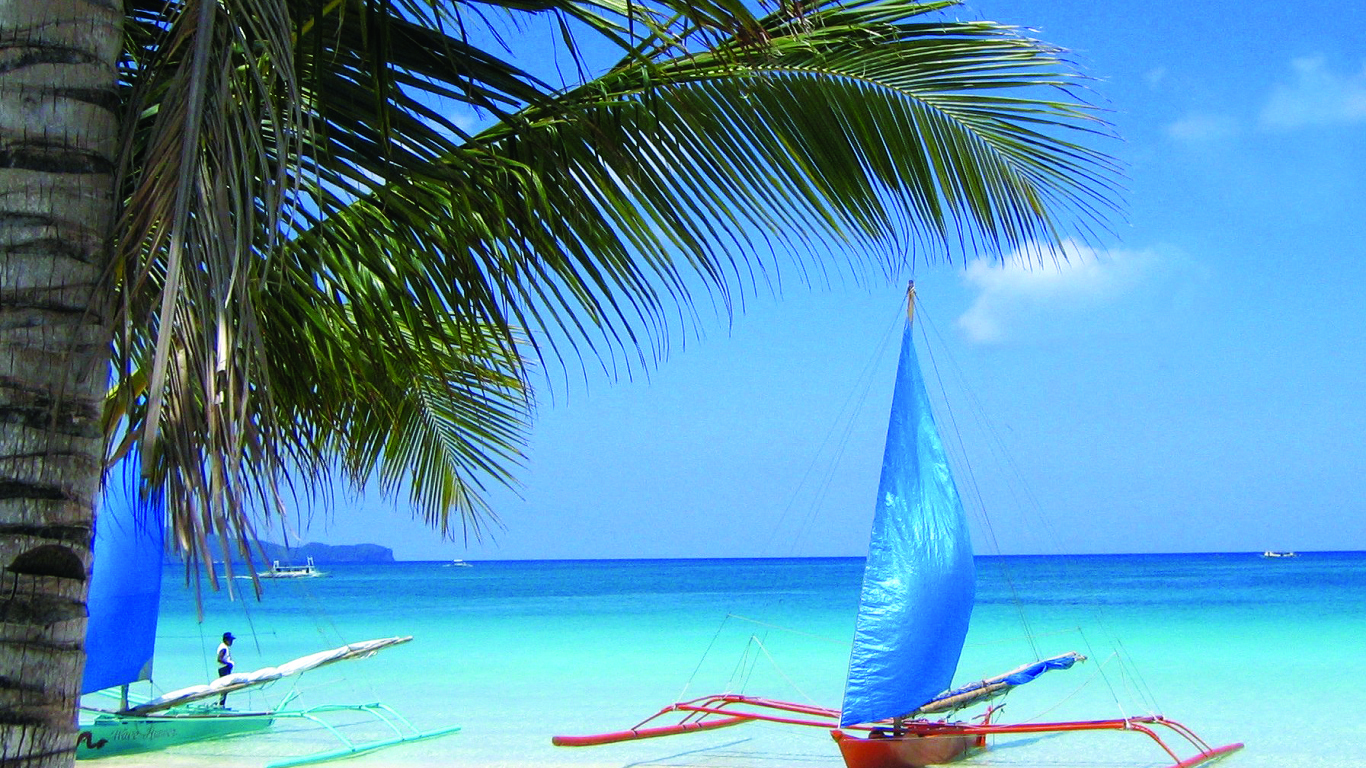 Лодки на пляже на острове Ко Куд, Таиланд