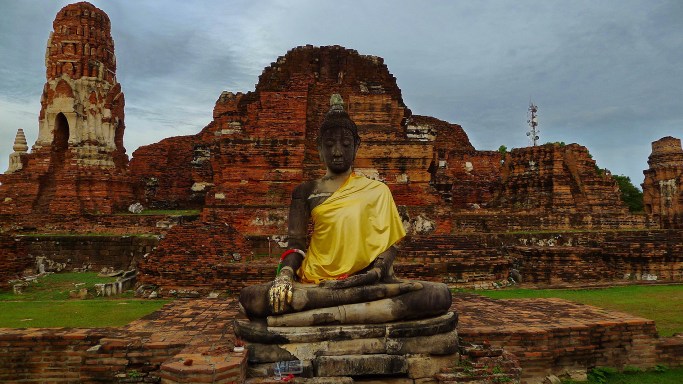 Будда на фоне развалин храма на курорте Аютайя, Таиланд