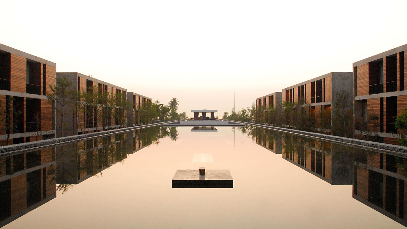 Канал между домами на курорте Ча Ам, Таиланд