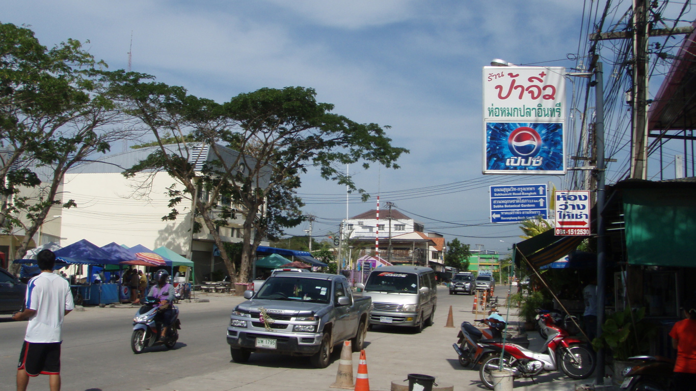 Городская улица на курорте Районг, Таиланд
