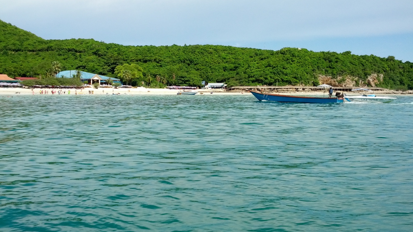 Побережье на курорте острова Ко Лан, Таиланд