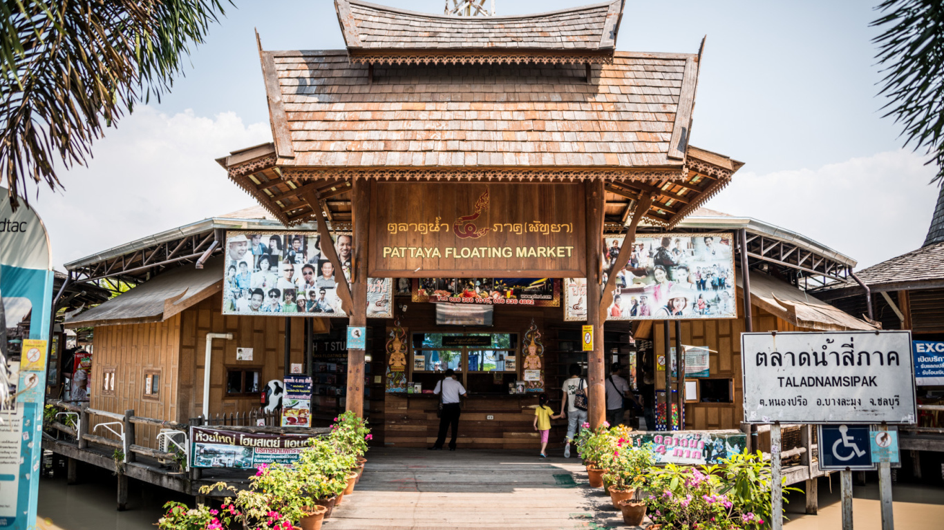 Плавучий рынок на курорте в Паттайе, Таиланд
