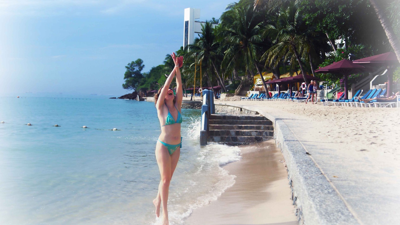 Девушка на пляже Пратамнак на курорте в Паттайе, Таиланд