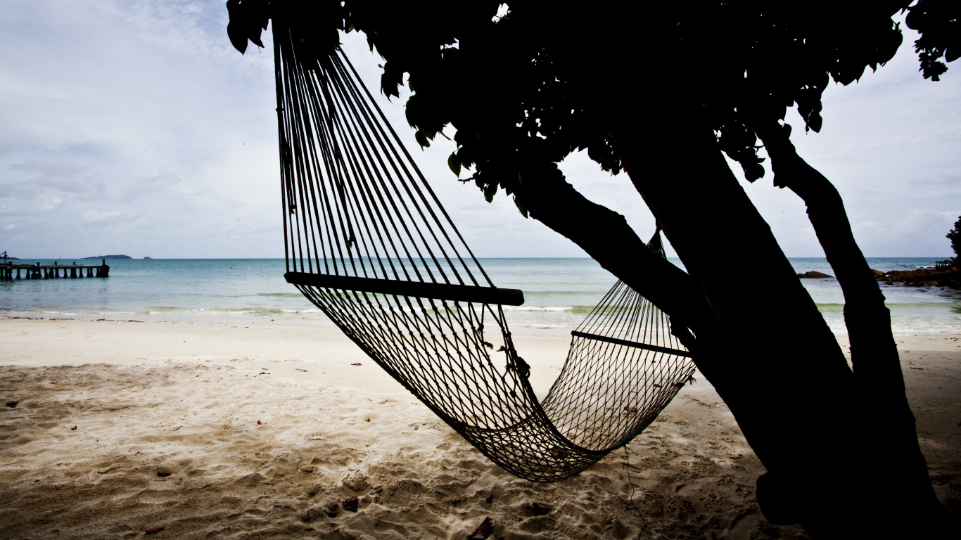 Гамак на пляже на курорте Хуа Хин, Таиланд