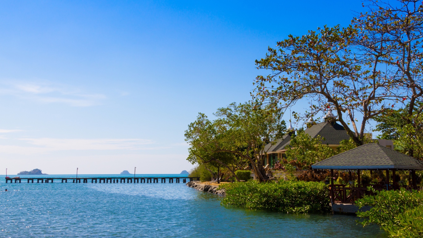 Хижины у воды на острове Чанг, Таиланд