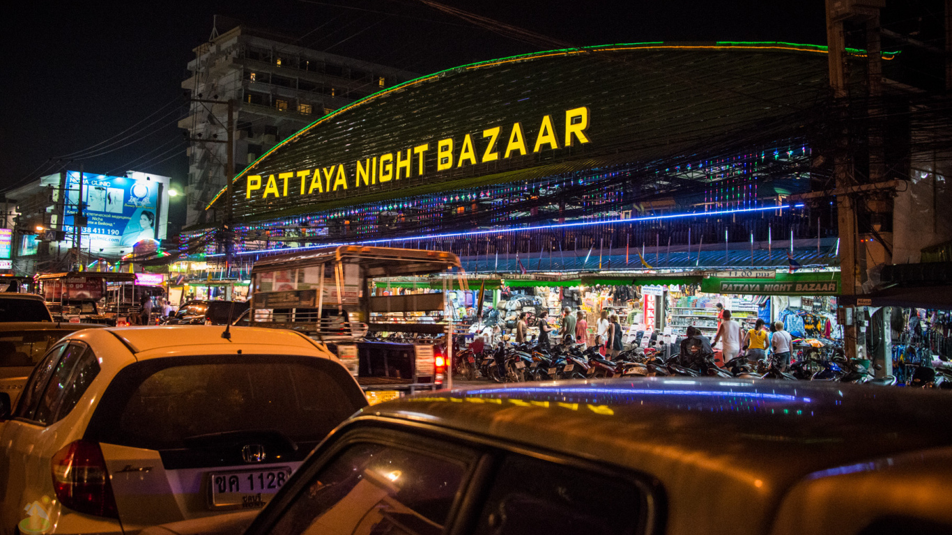Ночной базар на курорте в Паттайе, Таиланд