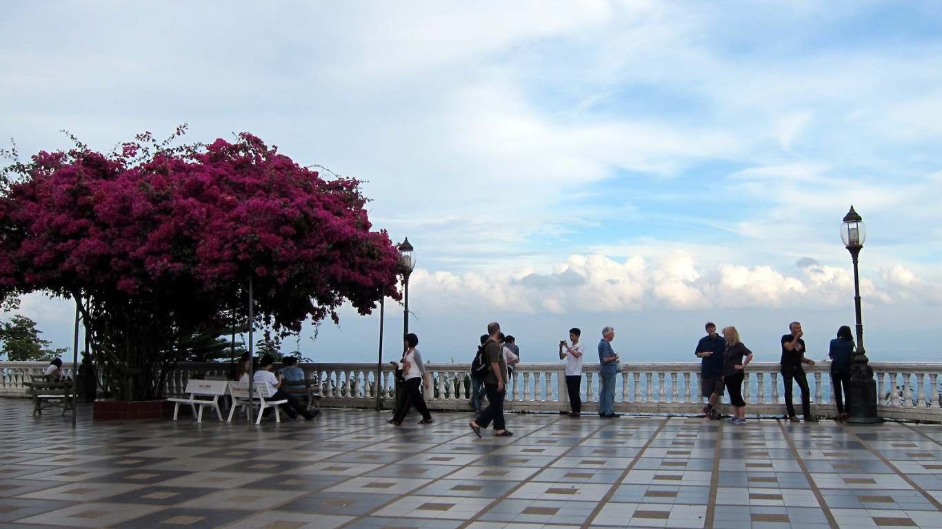 На набережной на курорте Чианг Рай, Таиланд