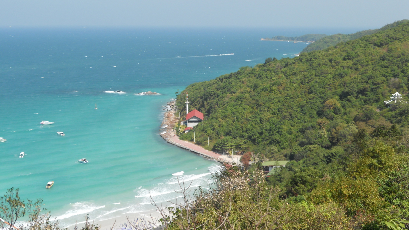 Панорама курорта острова Ко Лан, Таиланд