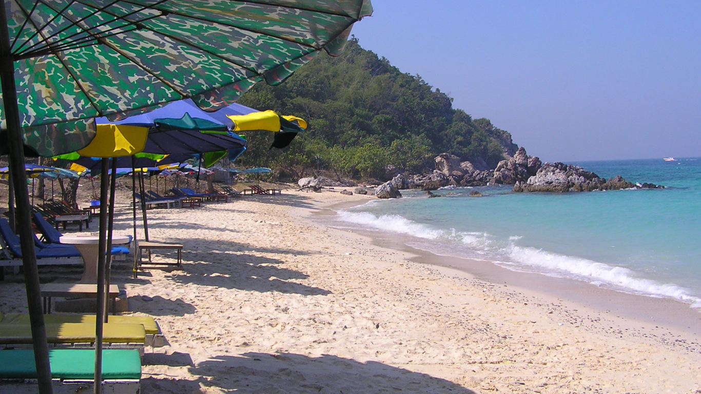 Отдых на пляже на курорте острова Ко Лан, Таиланд