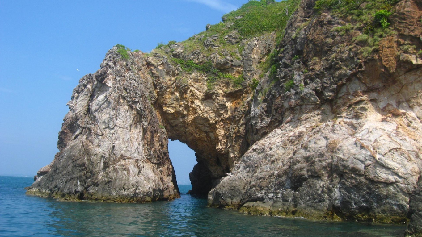 Скалистый берег на острове Самет, Таиланд