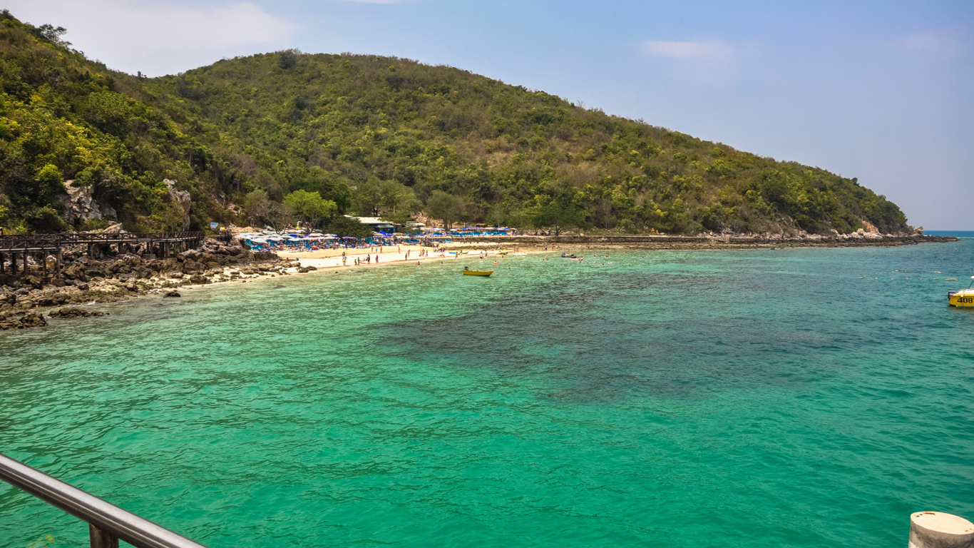 Летний отдых на курорте острова Ко Лан, Таиланд